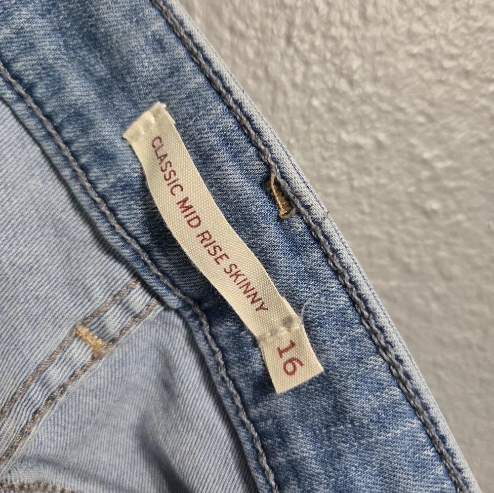 Levis Classic Mid Rise Skinny Lightwash Buttonfly Jeans Size 16